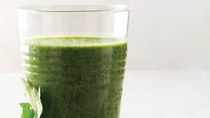 parsley-kale-and-berry-smoothie